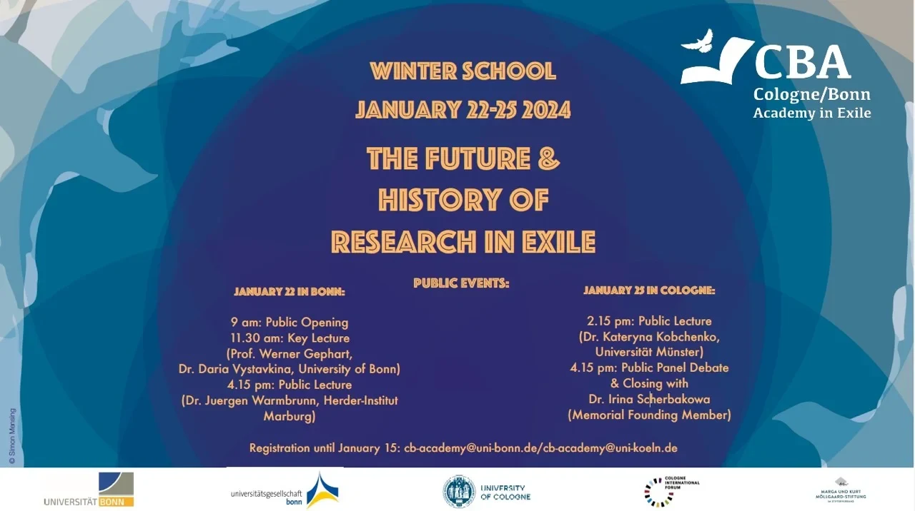 Eine Wissenschaftlerin und ein Wissenschaftler arbeiten hinter einer Glasfassade und mischen Chemikalien mit Großgeräten.